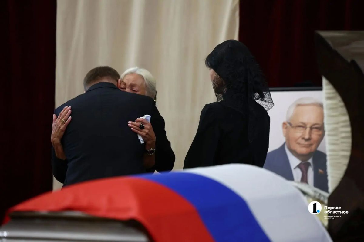 В Челябинске сегодня простились с экс-депутатом Заксобрания Юрием Карликановым В Челябинске сегодня простились с экс-депутатом Заксобрания Юрием Карликановым