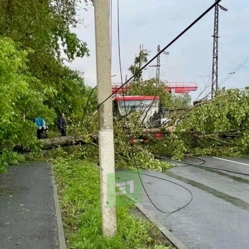 После урагана в Златоусте остановлено движение трамваев После урагана в Златоусте остановлено движение трамваев