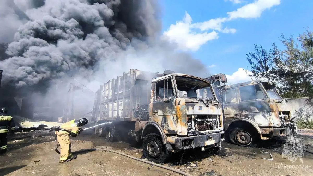 На складе под Челябинском тушат крупный пожар На складе под Челябинском тушат крупный пожар