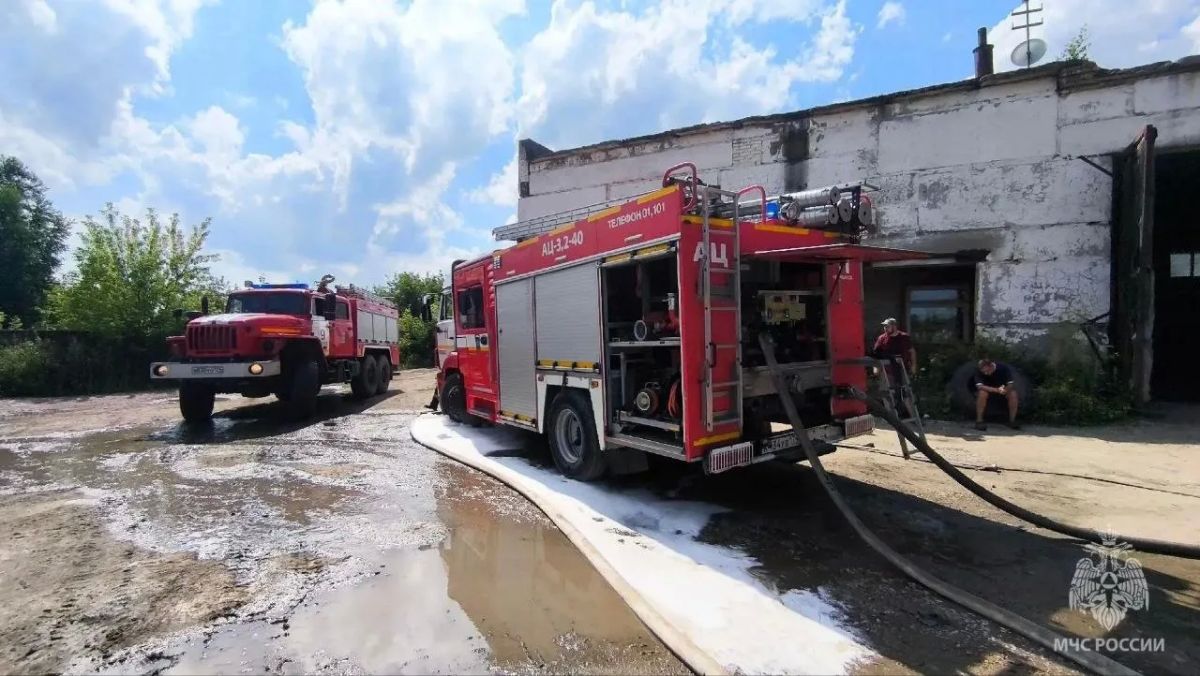 В поселке под Челябинском загорелась машинная мастерская В поселке под Челябинском загорелась машинная мастерская