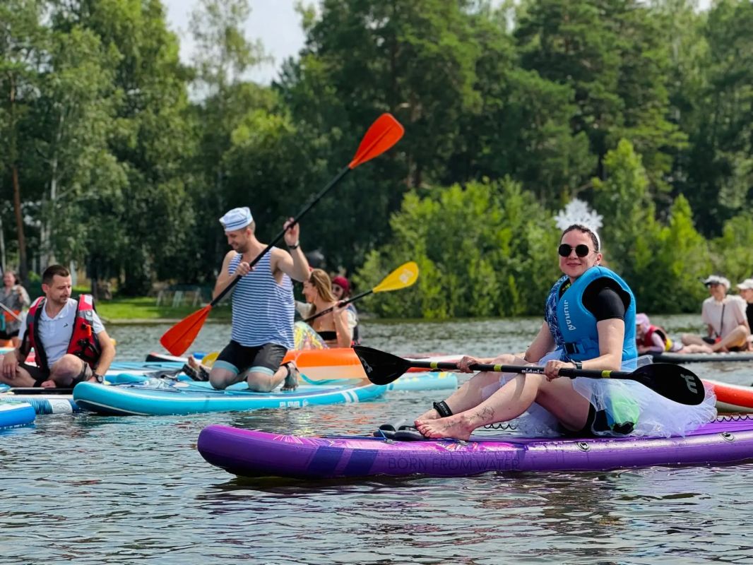 Карнавальный SUP-фестиваль проходит в Озерске Карнавальный SUP-фестиваль проходит в Озерске