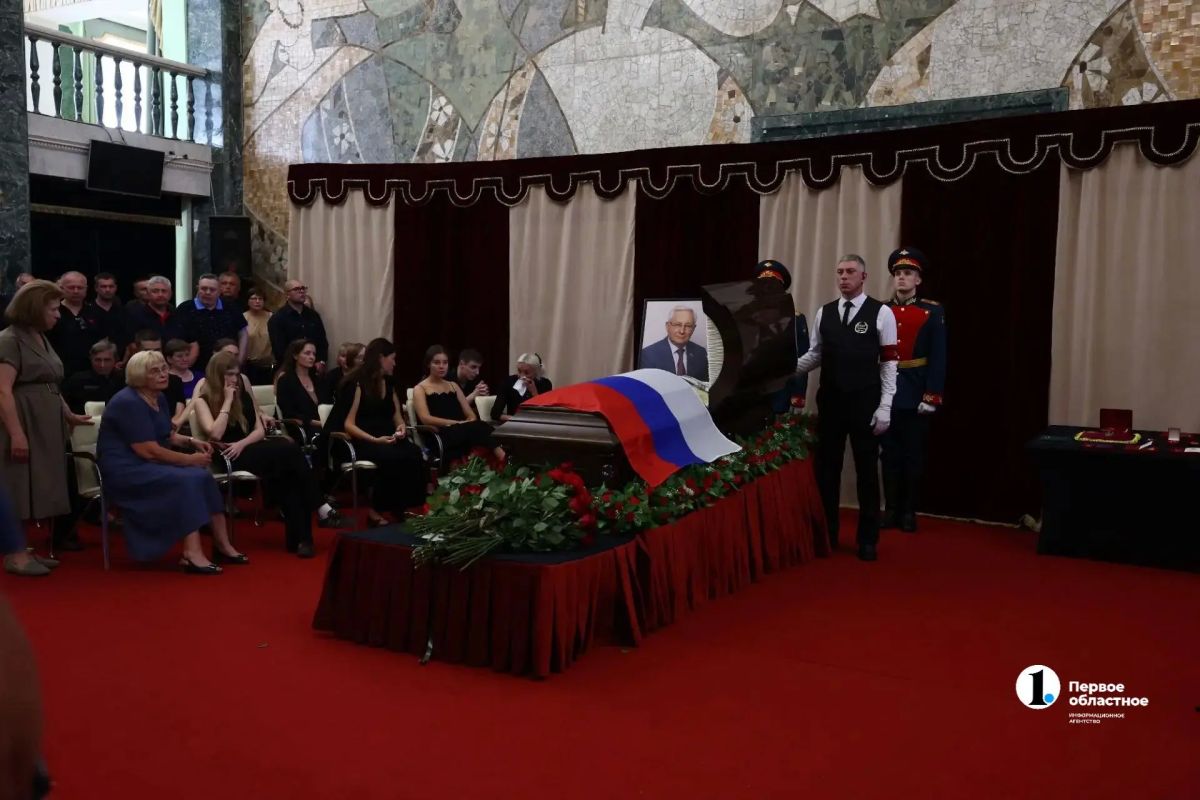 В Челябинске сегодня простились с экс-депутатом Заксобрания Юрием Карликановым В Челябинске сегодня простились с экс-депутатом Заксобрания Юрием Карликановым