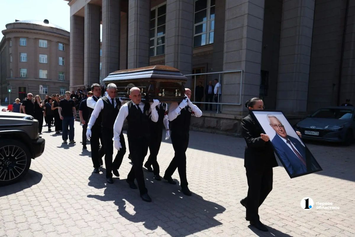 В Челябинске сегодня простились с экс-депутатом Заксобрания Юрием Карликановым В Челябинске сегодня простились с экс-депутатом Заксобрания Юрием Карликановым