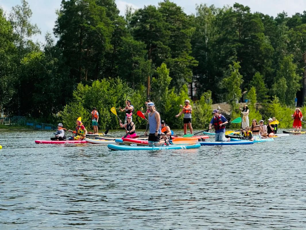 Карнавальный SUP-фестиваль проходит в Озерске Карнавальный SUP-фестиваль проходит в Озерске