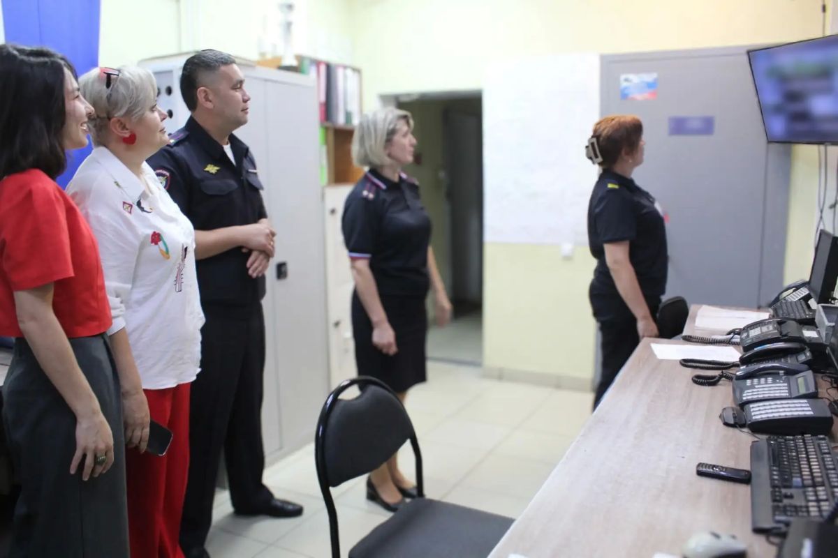 В Верхнеуральске сотрудники полиции и представители Общественного совета при ОМВД наметили планы работы и проверили дежурную часть территориального органа В Верхнеуральске сотрудники полиции и представители Общественного совета при ОМВД наметили планы работы и проверили дежурную часть территориального органа