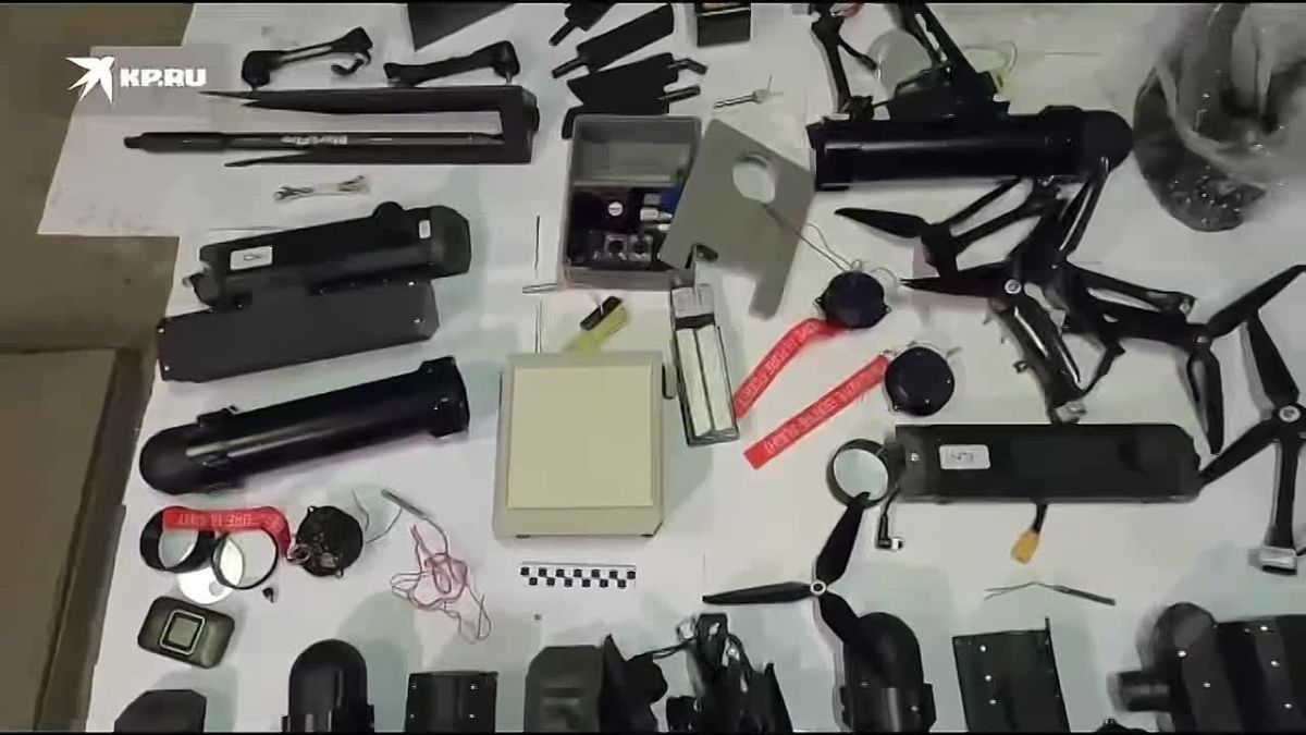 ФСБ публикует кадры с изъятыми FPV-дронами, которые спецслужбы Украины планировали использовать для серии терактов на объектах ВПК