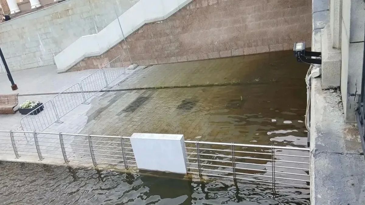 Вода залила набережную реки Миасс в центре Челябинска