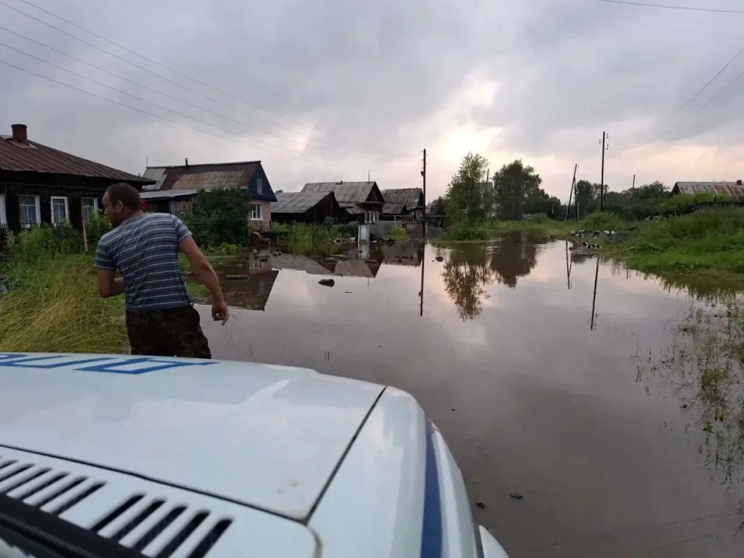 В Верхнеуфалейском городском округе автоинспекторы оказывают помощь населению в зонах подтопления В Верхнеуфалейском городском округе автоинспекторы оказывают помощь населению в зонах подтопления