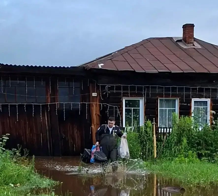 В Верхнеуфалейском городском округе автоинспекторы оказывают помощь населению в зонах подтопления
