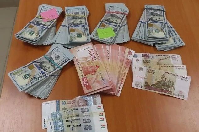 В челябинском аэропорту остановили пассажира, который хотел лететь за границу с крупной суммой наличных