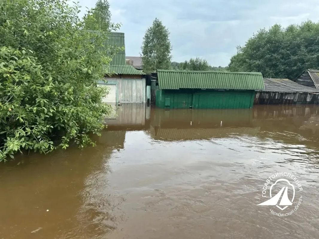 В Верхнем Уфалее затопило частные дома из-за обильных осадков В Верхнем Уфалее затопило частные дома из-за обильных осадков