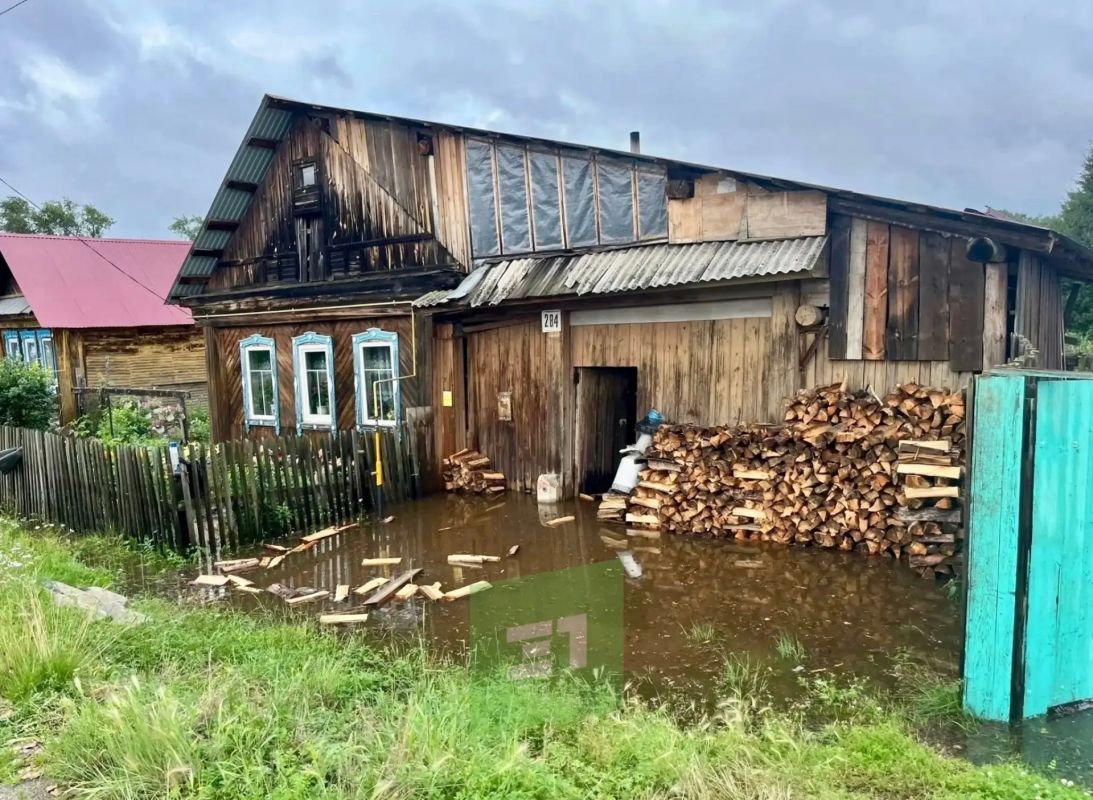 После мощного ливня в Верхнем Уфалее подтопило частный сектор После мощного ливня в Верхнем Уфалее подтопило частный сектор