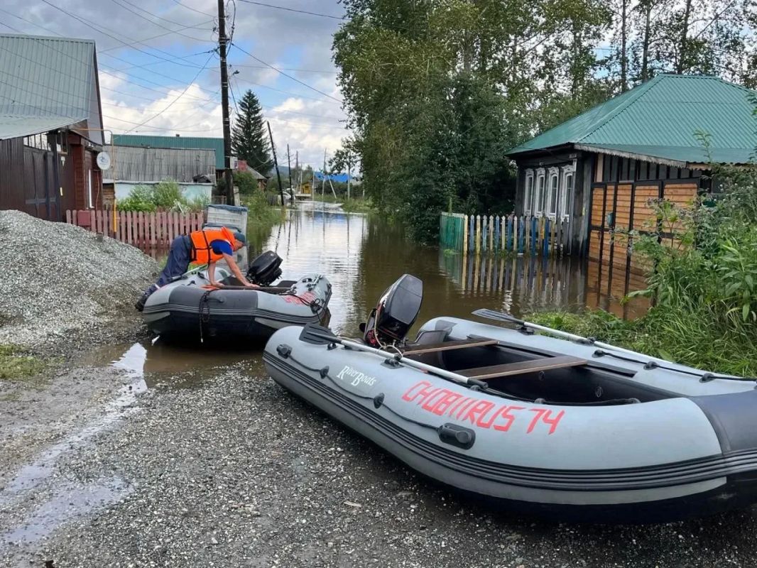 В Верхнем Уфалее вода постепенно уходит с подтопленных территорий В Верхнем Уфалее вода постепенно уходит с подтопленных территорий