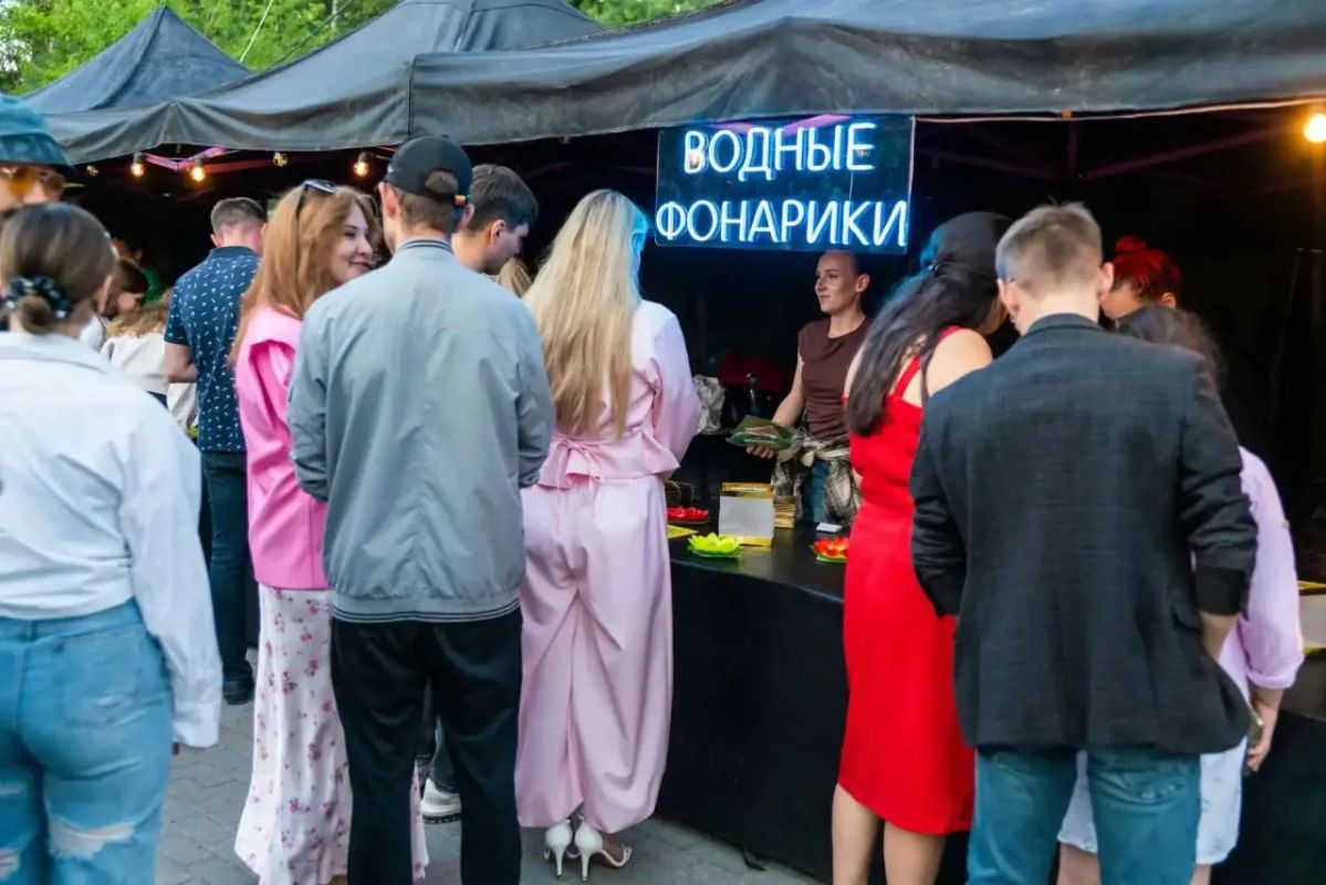 Десятки светящихся фонарей спустили на воду карьера в Челябинске Десятки светящихся фонарей спустили на воду карьера в Челябинске