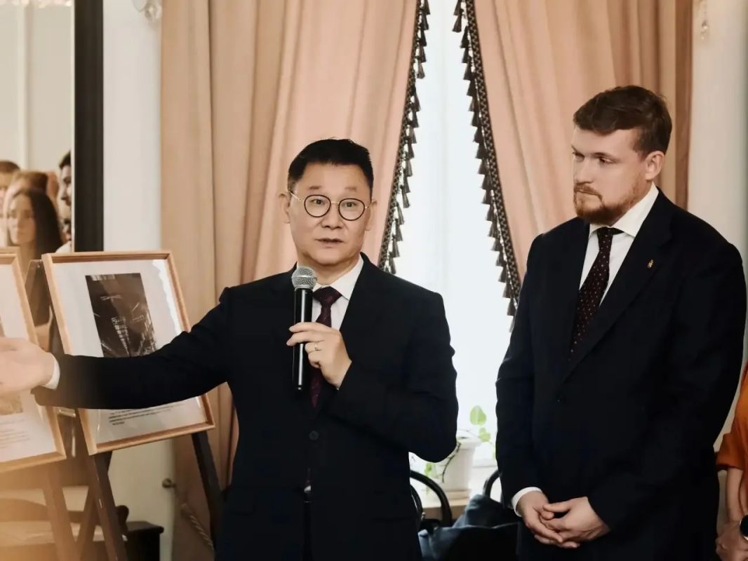 В Доме Общественного собрания открылась выставка фотографий «Связанные одной судьбой на пути великих свершений», посвящённая достижениям китайской модернизации В Доме Общественного собрания открылась выставка фотографий «Связанные одной судьбой на пути великих свершений», посвящённая достижениям китайской модернизации