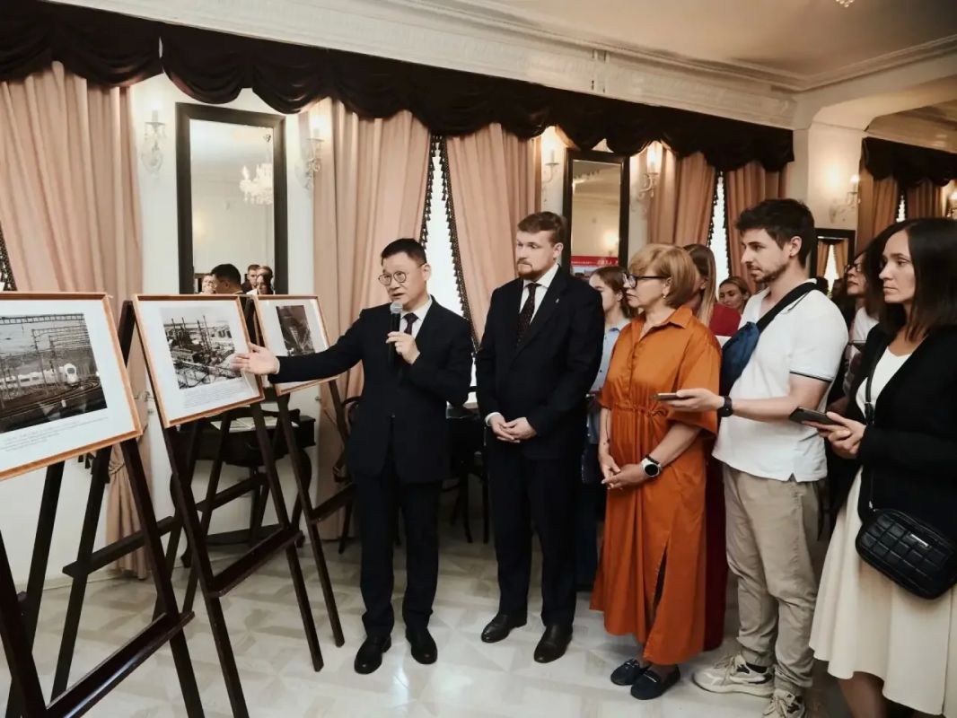 В Доме Общественного собрания открылась выставка фотографий «Связанные одной судьбой на пути великих свершений», посвящённая достижениям китайской модернизации В Доме Общественного собрания открылась выставка фотографий «Связанные одной судьбой на пути великих свершений», посвящённая достижениям китайской модернизации