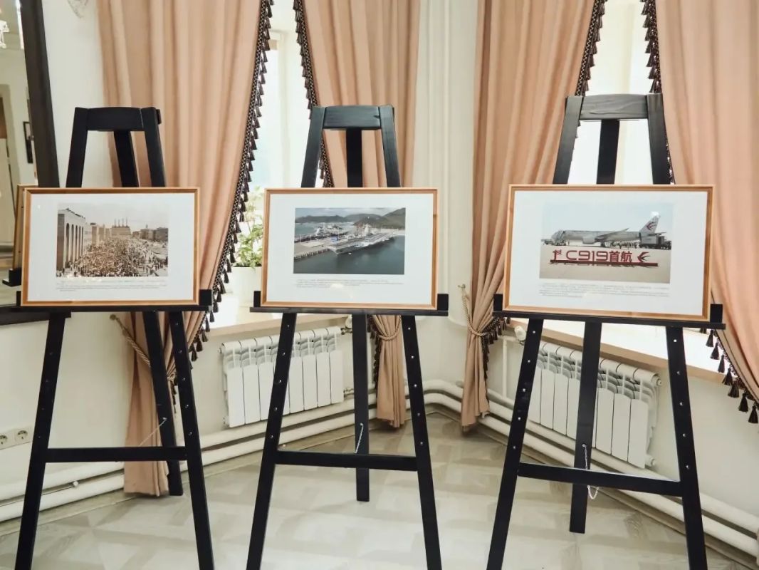 В Доме Общественного собрания открылась выставка фотографий «Связанные одной судьбой на пути великих свершений», посвящённая достижениям китайской модернизации В Доме Общественного собрания открылась выставка фотографий «Связанные одной судьбой на пути великих свершений», посвящённая достижениям китайской модернизации