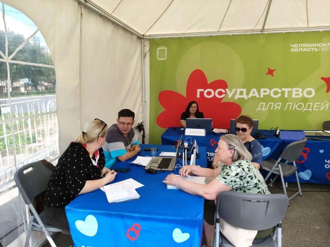 Специалисты Златоустовского территориального отдела ГЖИ Олег Зеленов и Татьяна Зотова 18 июля приняли участие в фестивале «Большая семья» на площадке в Миассе Специалисты Златоустовского территориального отдела ГЖИ Олег Зеленов и Татьяна Зотова 18 июля приняли участие в фестивале «Большая семья» на площадке в Миассе