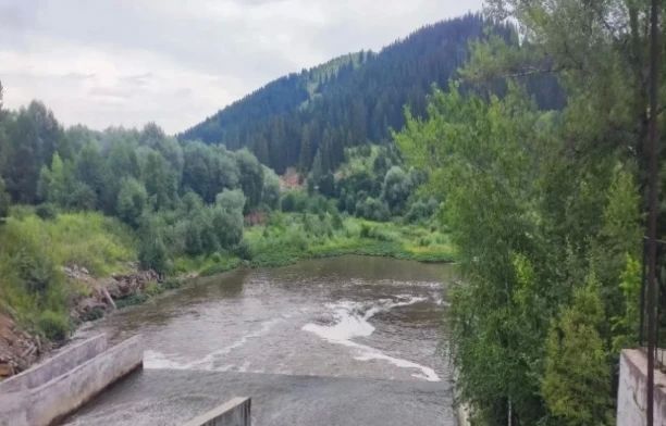 Топит дороги и заливает дома