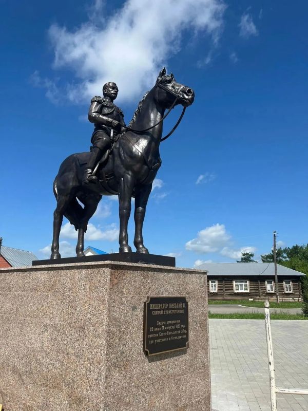 Памятник императору Николаю II открыли в Челябинской области Памятник императору Николаю II открыли в Челябинской области