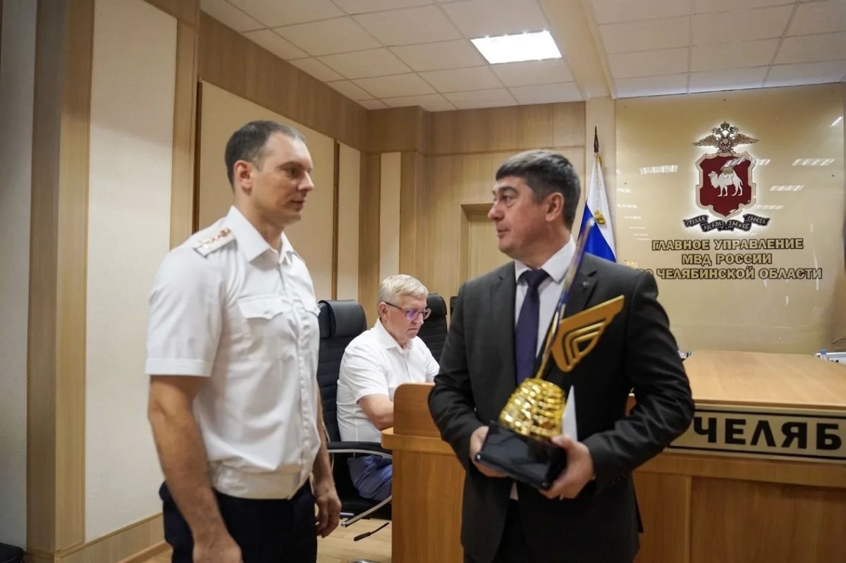 Врио начальника ГУ МВД России по Челябинской области Иван Языков вручил кубок капитану ведомственной сборной по волейболу