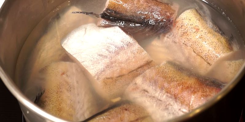Неожиданный салат: как минтай превратился в крабовое мясо