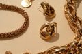 Полицейские вернули челябинке похищенные мошенниками украшения на 1,5 млн рублей