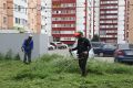 В Магнитогорске продолжается покос травы на придомовых территориях