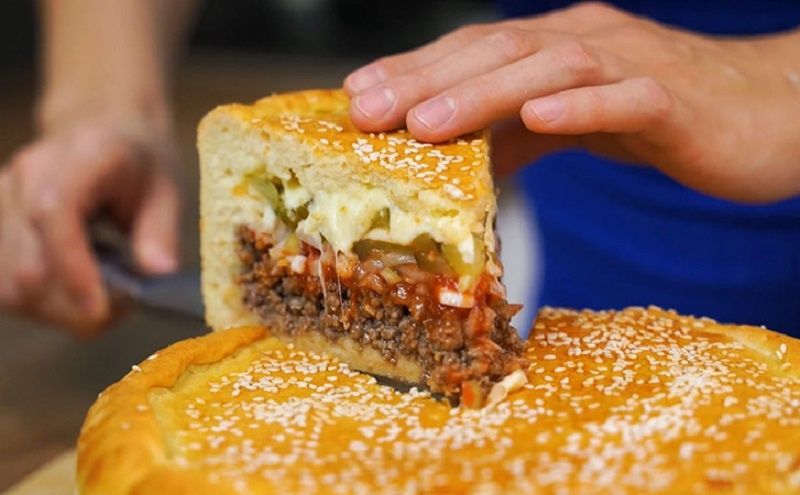Уютный мясной пирог на слоеном тесте: вкусный ужин всего за полчаса