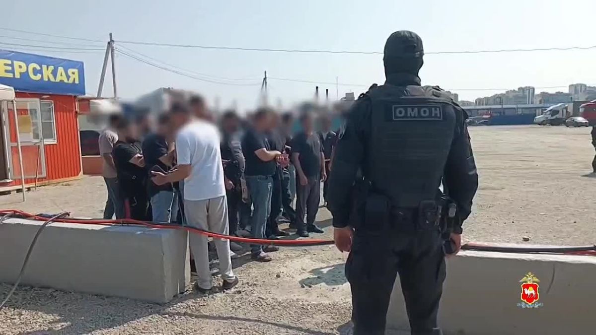 Проверили стройки Западного и рынок: полицейские задержали 30 иностранцев во время рейдов в Челябинске