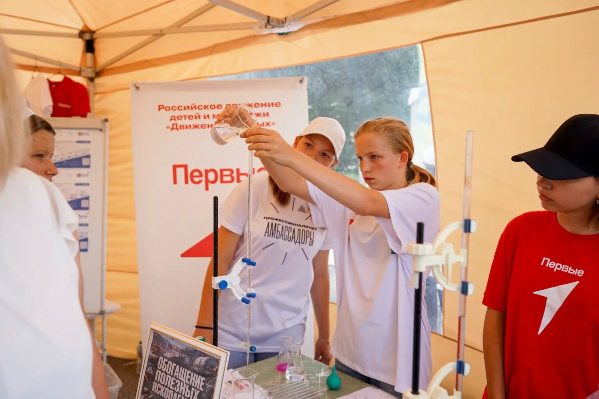 Жители Пласта устроили битву на руках на фестивале «Большая семья» Жители Пласта устроили битву на руках на фестивале «Большая семья»