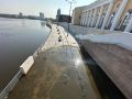 В Челябинске река Миасс затопила участок набережной в центре города