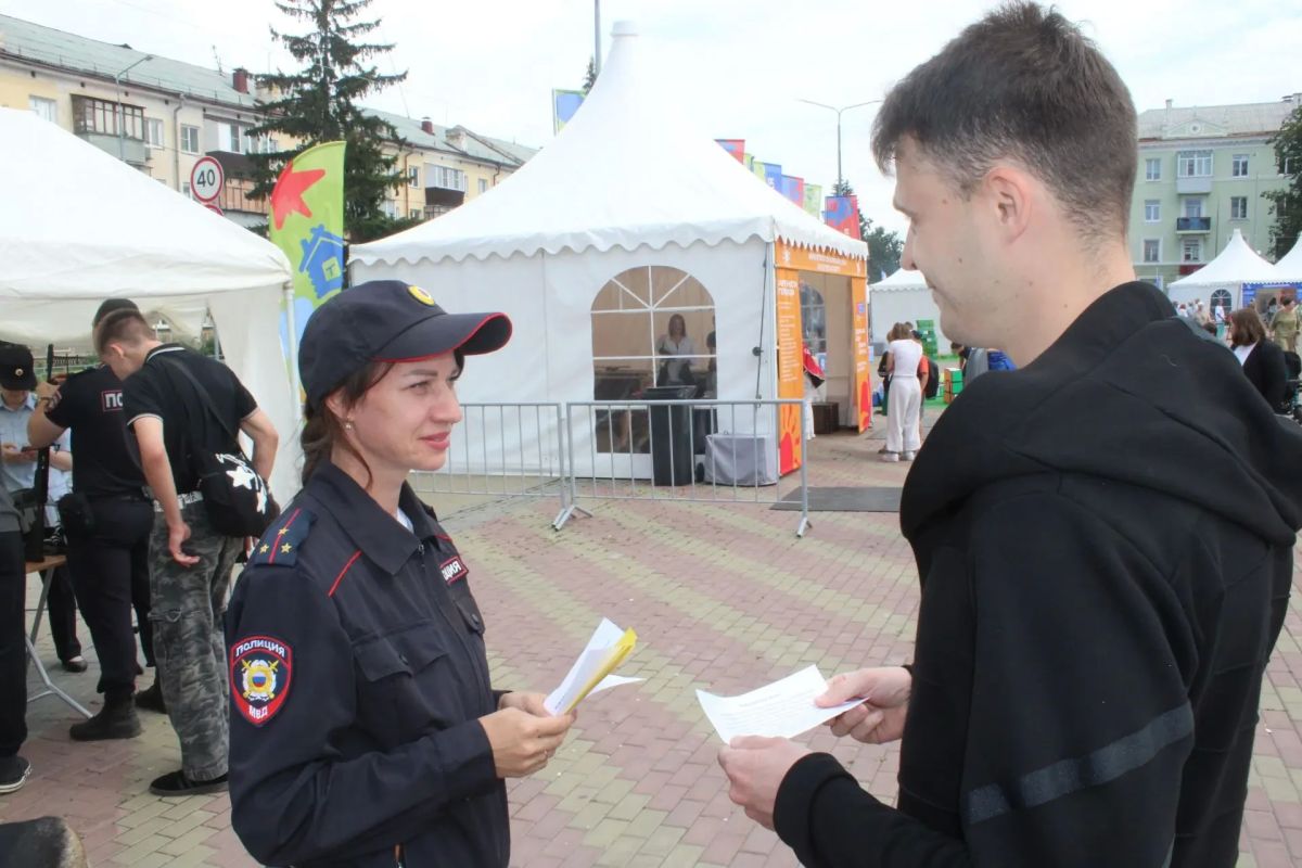 Чебаркульские полицейские приняли участие в масштабном фестивале «Челябинская область – большая семья» и обеспечили безопасность граждан Чебаркульские полицейские приняли участие в масштабном фестивале «Челябинская область – большая семья» и обеспечили безопасность граждан
