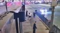 В центре Челябинска вандал опрокинул кашпо с цветами на дорогу