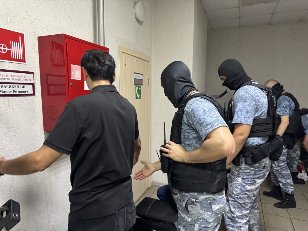 Полицейские Челябинской области и судебные приставы принудительно выслали за пределы России 22 иностранца Полицейские Челябинской области и судебные приставы принудительно выслали за пределы России 22 иностранца
