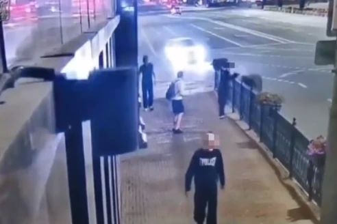 В Челябинске ищут хулиганов, опрокинувших кашпо с цветами на проспекте Ленина