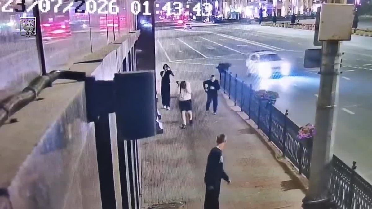 В центре Челябинска вандал опрокинул кашпо с цветами на дорогу