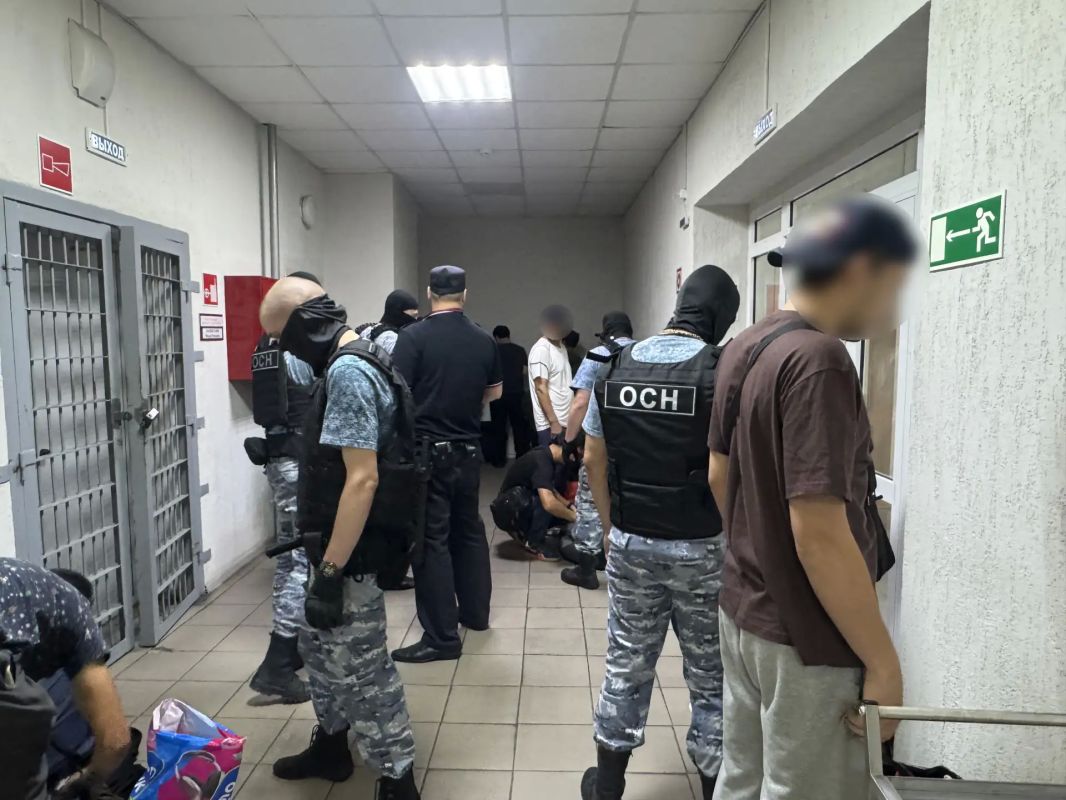 Полицейские Челябинской области и судебные приставы принудительно выслали за пределы России 22 иностранца Полицейские Челябинской области и судебные приставы принудительно выслали за пределы России 22 иностранца