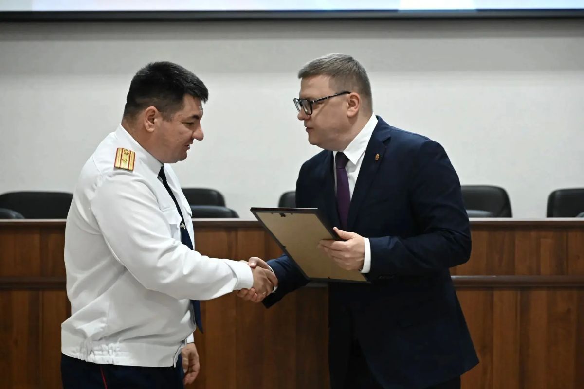 Алексей Текслер поздравил сотрудников Следственного управления СК России по Челябинской области с профессиональным праздником и вручил региональные награды Алексей Текслер поздравил сотрудников Следственного управления СК России по Челябинской области с профессиональным праздником и вручил региональные награды