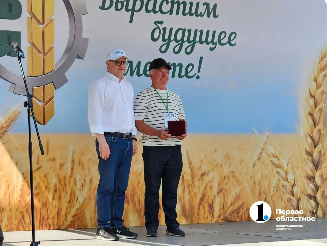 Губернатор Алексей Текслер присвоил звание «Заслуженный работник сельского хозяйства Челябинской области» главе КФХ Николаю Шаманину Губернатор Алексей Текслер присвоил звание «Заслуженный работник сельского хозяйства Челябинской области» главе КФХ Николаю Шаманину
