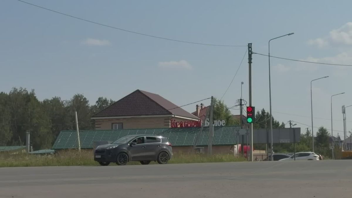 Красно-зелёный светофор на повороте в посёлок Северный уже вторую неделю пугает водителей