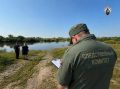 Он хотел умыться, но обувь с ноги соскользнула в воду