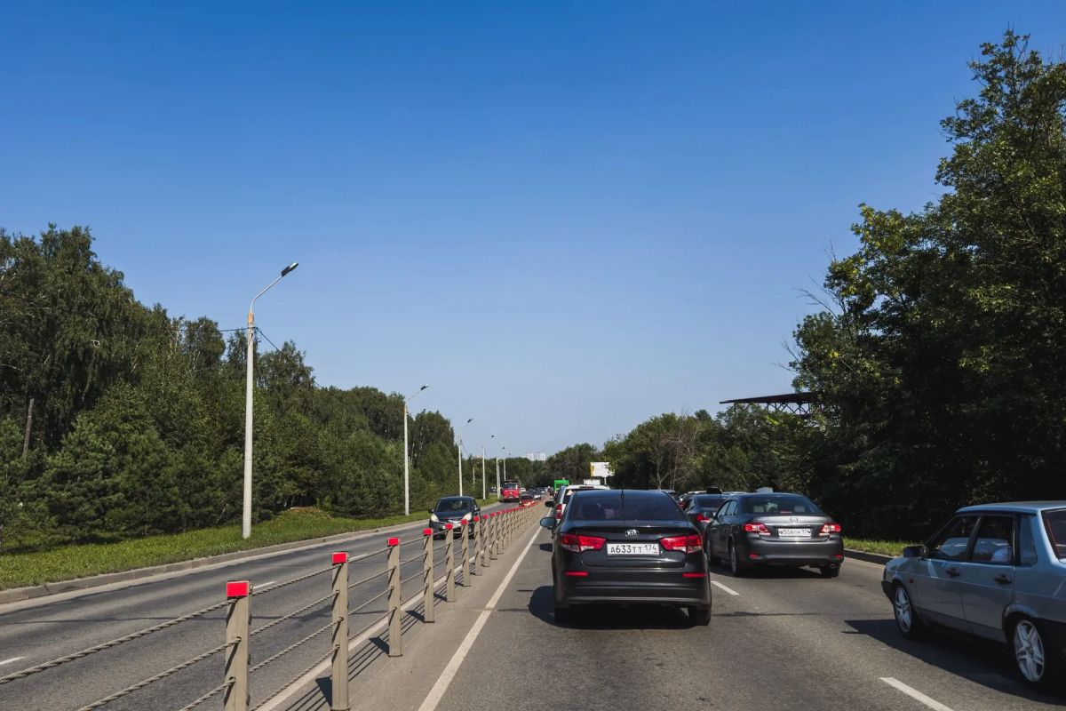 Что сейчас происходит на улице Лыжных Батальонов? Мы постояли в пробке и увидели, что одну из полос в сторону плотины уже раскопали
