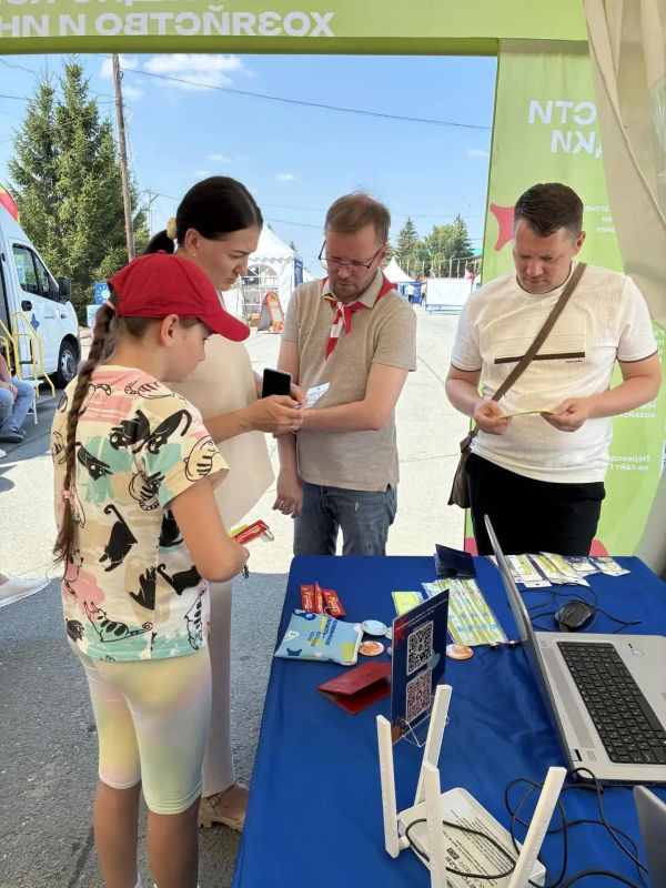 26 июля в селе Октябрьское прошел фестиваль «Большая семья», в котором принял участие начальник Троицкого территориального отдела Главного управления Госжилинспекции Алексей Бойцов 26 июля в селе Октябрьское прошел фестиваль «Большая семья», в котором принял участие начальник Троицкого территориального отдела Главного управления Госжилинспекции Алексей Бойцов