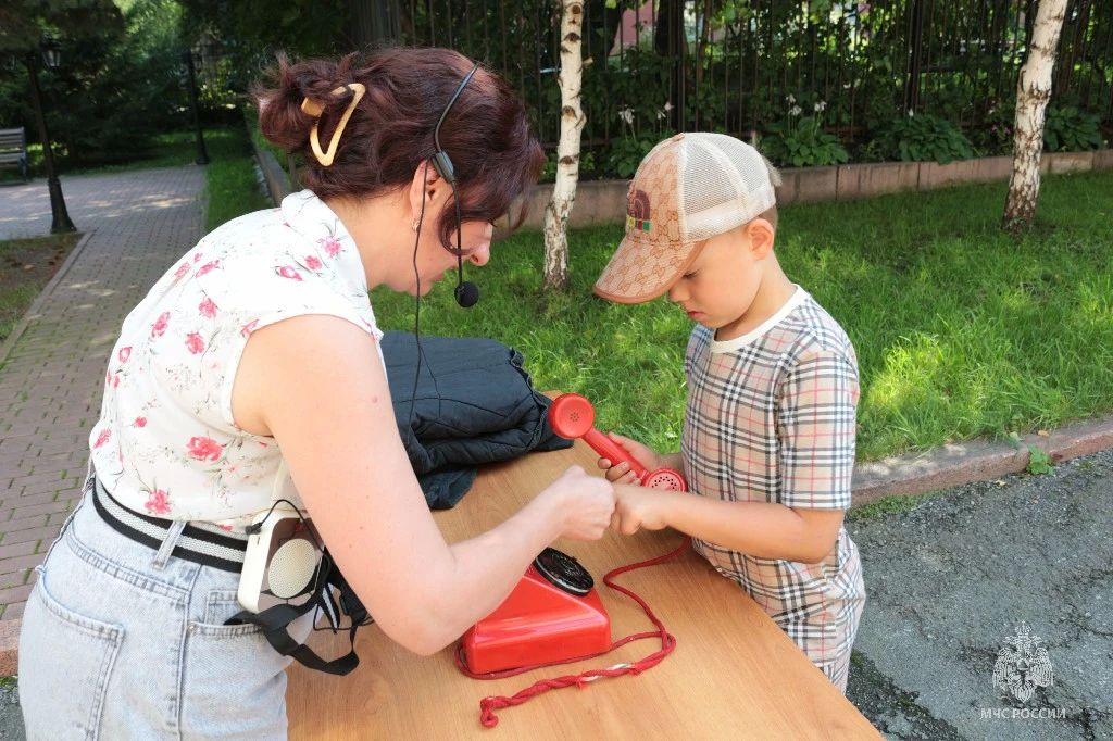 Играем, учимся, спасаем!. На Пожарно-технической выставке Главного управления МЧС России по Челябинской области проводятся не только экскурсии, но и различные игры, квесты, в том числе и на открытом воздухе Играем, учимся, спасаем!. На Пожарно-технической выставке Главного управления МЧС России по Челябинской области проводятся не только экскурсии, но и различные игры, квесты, в том числе и на открытом воздухе