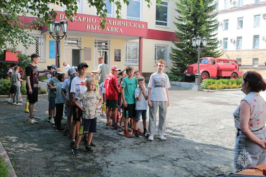 Играем, учимся, спасаем!. На Пожарно-технической выставке Главного управления МЧС России по Челябинской области проводятся не только экскурсии, но и различные игры, квесты, в том числе и на открытом воздухе Играем, учимся, спасаем!. На Пожарно-технической выставке Главного управления МЧС России по Челябинской области проводятся не только экскурсии, но и различные игры, квесты, в том числе и на открытом воздухе