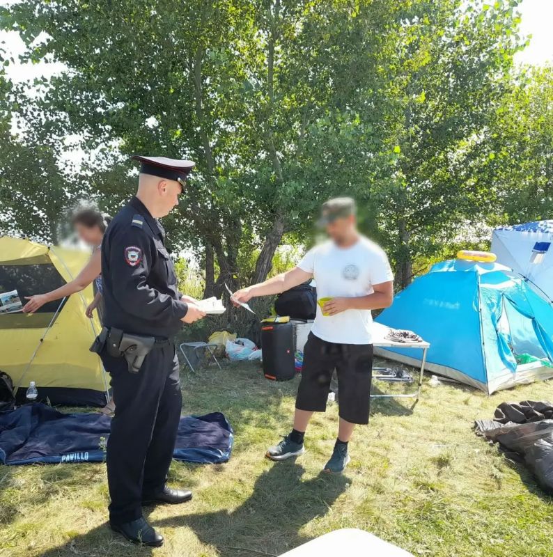 Сотрудники полиции продолжают информировать южноуральцев о правилах поведения на водных объектах и пресекать правонарушения отдыхающих Сотрудники полиции продолжают информировать южноуральцев о правилах поведения на водных объектах и пресекать правонарушения отдыхающих