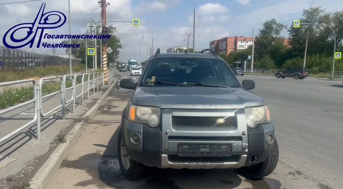 В Челябинске водитель Land Rover ездил без прав и номеров на машине