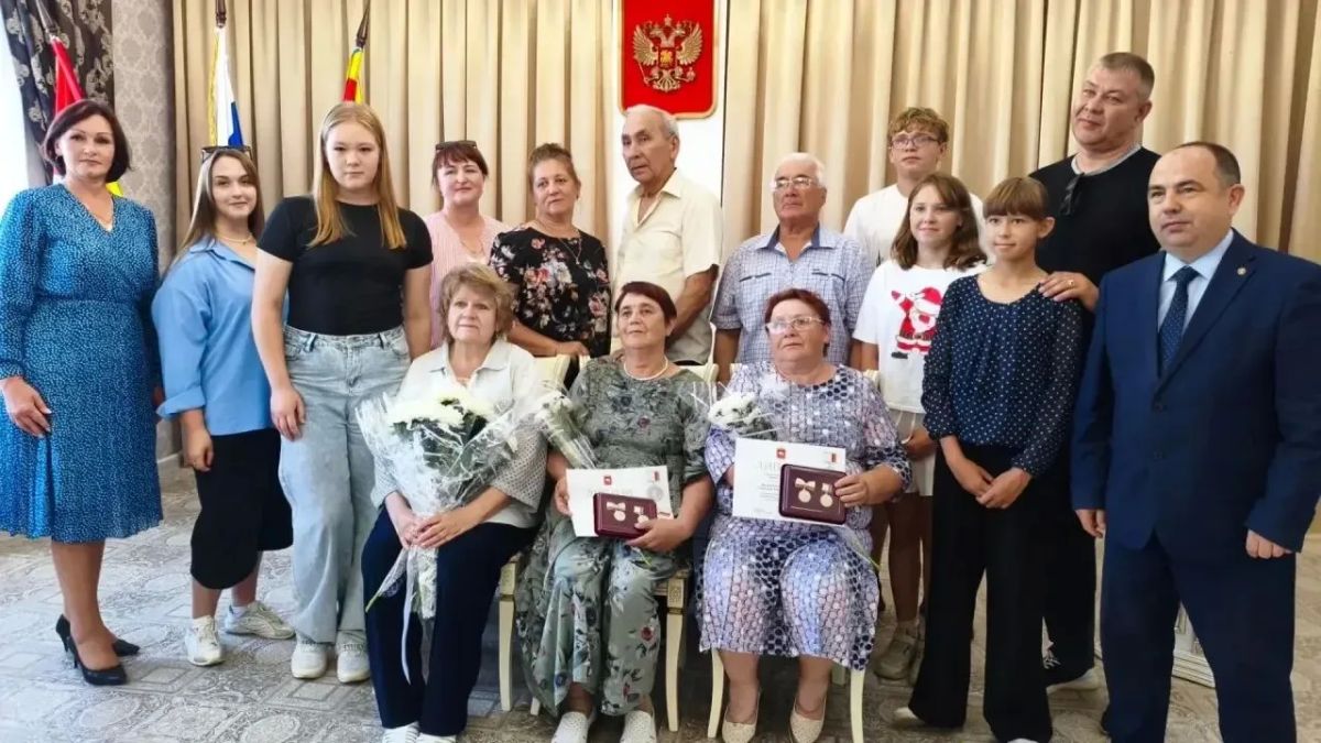 В отделе ЗАГС администрации Кусинского округа состоялось трогательное и значимое событие – торжественная церемония чествования супружеских пар, отметивших золотую свадьбу, и вручения им знака отличия Челябинской области... В отделе ЗАГС администрации Кусинского округа состоялось трогательное и значимое событие – торжественная церемония чествования супружеских пар, отметивших золотую свадьбу, и вручения им знака отличия Челябинской области...