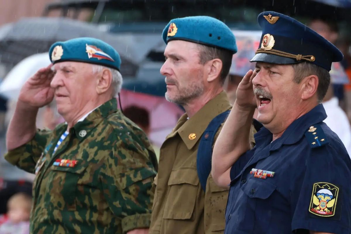 Настоящих десантников дождь не пугает Настоящих десантников дождь не пугает